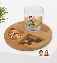 BK Gift Kişiye Özel Sevgililer Karikatürlü Viski Bardağı ve Doğal Masif Ahşap Yuvarlak Sunum Tabağı Çerezlik Hediye Seti-99