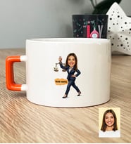 Kişiye Özel Karikatürlü Kadın Avukat Lüks Fincan Avukatlar Günü Hediyesi