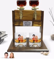 BK Gift Kişiye Özel Renkli Baskılı Sevgililer Karikatürlü İkili Viski Bardağı ve Çift Musluklu Doğal Ahşap Viski Standı-54 (Model 1)