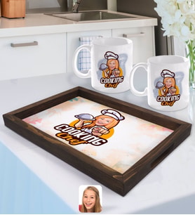 BK Gift Kişiye Özel Kadın Chef Karikatürlü Doğal Ahşap Tepsi ve 2’li Kupa Bardak Seti-15