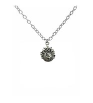 Alev Desenli Ying Yang Sembolü Unisex Kolye – 60 cm Zincirli Metal Denge ve Enerji Temalı Takı (Gümüş)