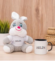 Kişiye Özel Çiçek Harf Tasarım İsim Yazılı Peluş Tavşan ve Siyah Kupa
