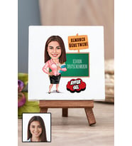 Kadın Almanca Öğretmenine Öğretmenler Günü Hediyesi Karikatürlü Masa Dekoru