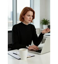 Kadın Tesettür Moda Şık Midi Bisiklet Yaka Uzun Kol Düz Pembe Kolu İnci Detaylı Triko Kazak (Siyah)