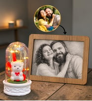Kişiye Özel Karakalem Fotoğraflı Çerçeve ve Led Işıklı Beyaz Ayıcıklı Fanus Hediye Seti