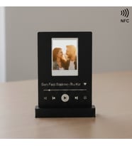 Riva Self NFC Akıllı Barkodlu "En Sevdiğimiz Şarkı" Tasarımlı 3D Baskı Masaüstü Biblo (Siyah - Beyaz)