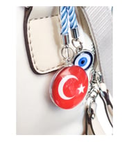 İpli Türk Bayraklı Nazar Boncuklu Cam Çanta Süsü