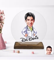 BK Gift Kişiye Özel Erkek Doktor Karikatürlü Yuvarlak Ahşap Standlı Biblo-1
