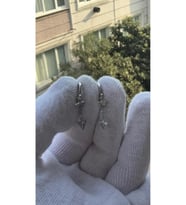 Gümüş Renk Üçgen Kesim Zirkon Taşlı Sallantılı Küpe