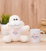 Kişiye Özel Çiçek Çerçeveli İsimli Peluş Koyun ve Beyaz Kupa