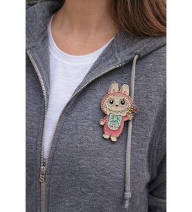 Pembe Sevimli Figürlü Metal Rozet – Çiçek Detaylı Karakter Çanta Aksesuarı Pin