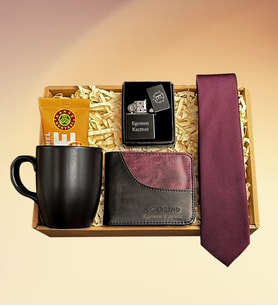 Kişiye Özel Zippo Model(Benzinsiz) Çakmak& Bordo Detaylı Siyah Erkek Cüzdanı& Bordo Kravat& Siyah Kupa& Kahve Dünyası Kahve Hediye Seti