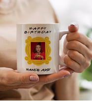 BK Gift Kişiye Özel Friends Kapı Çerçevesi Tasarımlı Happy Birthday Beyaz Kupa Bardak