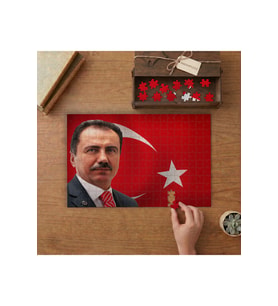 Muhsin Yazıcıoğlu ve Türk Bayrağı Tasarımı 240 parça Ahşap Puzzle Ahşap Kutuda MP01626