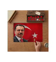 Muhsin Yazıcıoğlu ve Türk Bayrağı Tasarımı 240 parça Ahşap Puzzle Ahşap Kutuda MP01626