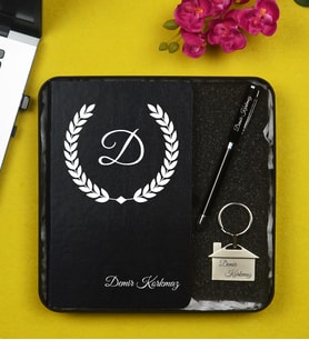 Doğum Günü Hediyesi Kişiye Özel  Metal Kutu İçerisinde Siyah Defter Kalem ve Anahtarlık Hediye Seti