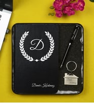 Doğum Günü Hediyesi Kişiye Özel  Metal Kutu İçerisinde Siyah Defter Kalem ve Anahtarlık Hediye Seti
