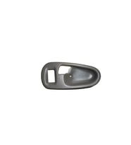 MITSUBISHI L200- PICK UP- 99/06; ÖN KAPI İÇ AÇMA KOLU ÇERÇEVESİ SOL KAHVE (HUSHAN) MR763536 138-3004