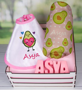eJOYA Ahşap Sandıkta Kişiye Özel Önlük Battaniye Ve Taş İsimlik Bebek Hediye Seti 109709 (Pembe)