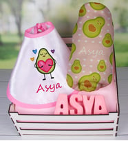 eJOYA Ahşap Sandıkta Kişiye Özel Önlük Battaniye Ve Taş İsimlik Bebek Hediye Seti 109709 (Pembe)