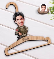 BK Gift Kişiye Özel Asker Karikatürlü Standart Boy Ahşap Elbise Askısı-2