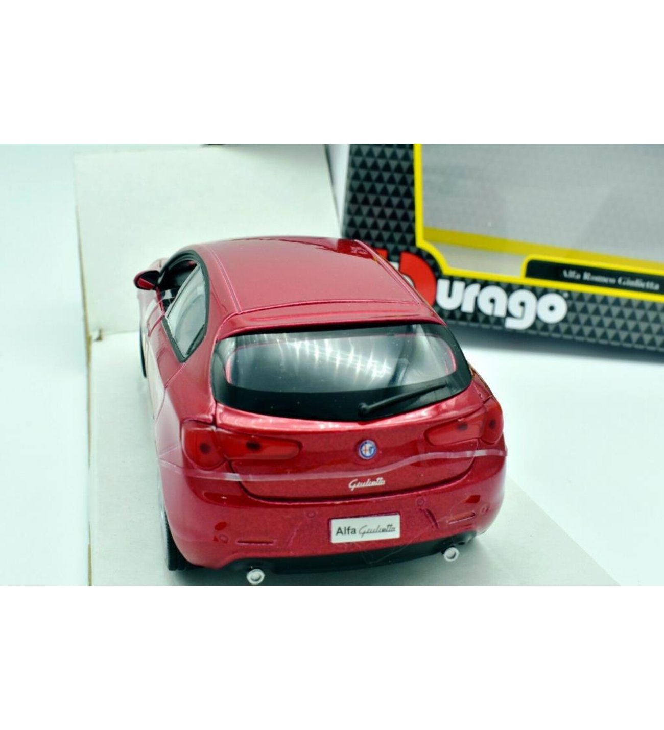 Burago Alfa Romeo Giulietta 1:24 Kırmızı Model Araba