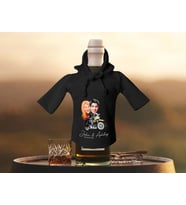 BK Gift Kişiye Özel Sevgililer Karikatürlü Mini Siyah İçki Şişesi Tişörtü , Ev Bar Dekoru, Viski, Şarap, Votka, Rakı Şişesi Tişörtü, Ev Barı-21