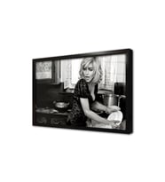 Siyah Beyaz Madonna Çerçeveli Cam Tablo