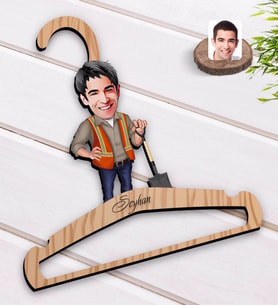 BK Gift Kişiye Özel Erkek Karikatürlü Standart Boy Ahşap Elbise Askısı-80