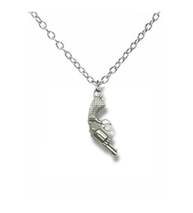 Silah Figürlü Gümüş Renk Unisex Metal Kolye – Güç ve Asi Tarzın Simgesi