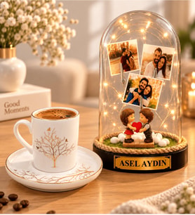 Kişiye Özel 3 Fotoğraflı Yazılı LED Kalp Tutan Çiftli Fanus ve Hayat Ağacı Porselen Kahve Fincanı
