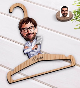 BK Gift Kişiye Özel Erkek Kasap Karikatürlü Standart Boy Ahşap Elbise Askısı-1