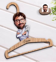 BK Gift Kişiye Özel Erkek Kasap Karikatürlü Standart Boy Ahşap Elbise Askısı-1