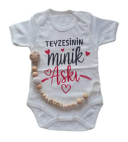 Hoşgeldin Bebek, Yenidoğan Ünisex Bebek, Teyzesinin Minik Aşkı  Baskılı Badi ve İsimli Emzik Askısı Hediye Seti (Krem)
