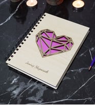 Kişiye Özel Kalp Desenli Ahşap Kapaklı Defter - Ajanda - İsme Özel - A5 60 Yaprak (120 SAYFA) Hediyelik (Pembe)