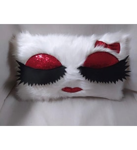 YILMAZHOME Peluş Kirpikli Kırlent Kılıfı - (Beyaz Peluş-Kırmızı Göz)