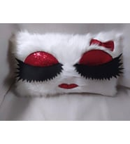 YILMAZHOME Peluş Kirpikli Kırlent Kılıfı - (Beyaz Peluş-Kırmızı Göz)