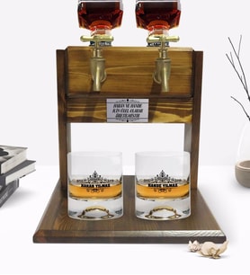 BK Gift Kişiye Özel Renkli Baskılı İsimli İkili Viski Bardağı ve Çift Musluklu Doğal Ahşap Viski Standı-32 (Model 1)