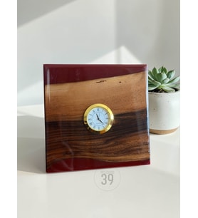Classic Ceviz & Epoksi Masa Saati – 3,5 cm Altın Kaplama Quartz Mekanizma – Tasarım Masaüstü Saat (15x15 cm) (Kırmızı)