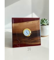 Classic Ceviz & Epoksi Masa Saati – 3,5 cm Altın Kaplama Quartz Mekanizma – Tasarım Masaüstü Saat (15x15 cm) (Kırmızı)