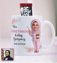 BBaskı TASARLANABİLİR  Kişiye Özel Fotoğraflı Karikatür Kadın Öğretmen Kupa Bardak (330 ml)  Ad Soyad  “Bir Öğretmen Kolay Yetişmez”  A Kalite Premium Porselen (%80/%20)  Kalıcı Baskı (Net Detay/Canlı Renkler)  Bulaşık Makinesinde Yıkanabilir