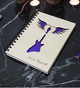 Kişiye Özel Gitar Desenli Ahşap Kapaklı Defter - Ajanda - İsme Özel - A5 60 Yaprak (120 SAYFA) Hediyelik (Mor)