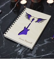 Kişiye Özel Gitar Desenli Ahşap Kapaklı Defter - Ajanda - İsme Özel - A5 60 Yaprak (120 SAYFA) Hediyelik (Mor)