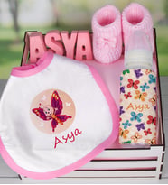 eJOYA Ahşap Sandıkta Kişiye Özel Önlük Biberon Taş İsimlik Ve Patik Bebek Hediye Seti 109535 (Pembe)