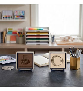 Modern Ahşap Masa Üstü Ay-Yıldız Kelime-i Tevhid Formu ve Özel Deri Besmele İşlemeli İkili Masa Süsü 10x10 cm, Açık Kahve - Pudra