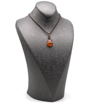 Damla Kehribar Siyah İpli Kolye – 18 × 26 mm  38 cm  4 gr