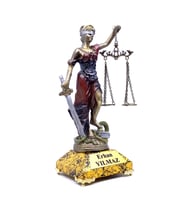 Kişiye Özel Tasarım Kaideli Adalet Heykeli, Gold Mermer Tasarımlı Kaide ve Adalet Heykeli