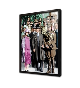 Atatürk ve Latife Hanım Subaylarla Çerçeveli Cam Tablo