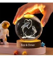 İsme Özel Işıklı Ahşap Kaideli Kalpli Yunus Temalı Cam Küre 8*6cm