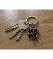 Gotik Kırmızı Kalp Tasarımlı Zincirli Metal Anahtarlık